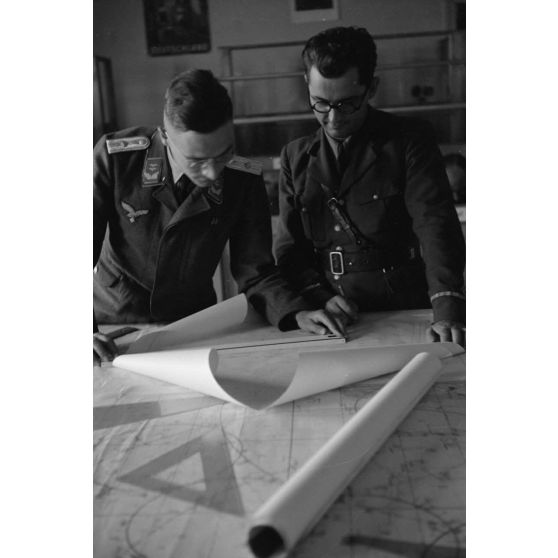 Sur le terrain d'aviation, le travail commun entre des membres du Jagdgeschwader 4 allemand et des Roumains du Grupul 9.