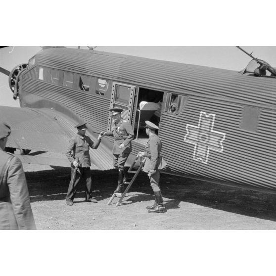 Le général Emanoil Ionescu en tournée d'inspection.