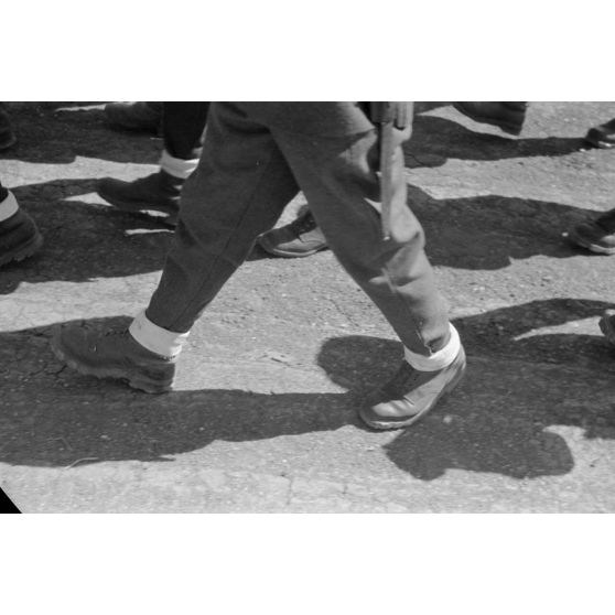 Les pieds d'un soldat roumain lors de la tournée d'inspection du général Ionescu.