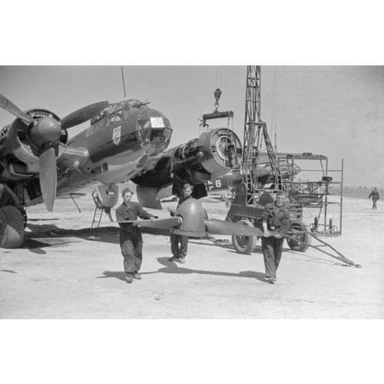 La maintenance d'un bombardier Junkers Ju-88 du Kampfgeschwader 3 "Blitz".