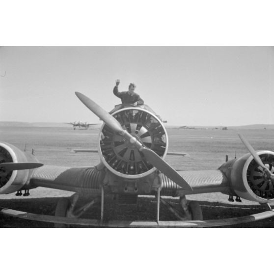 Un avion de transport Junkers Ju-52 vu de face, une barre arrondie intéresse le photographe.