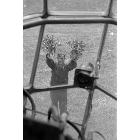 Un mécanicien du 4./KG 51 accueille un équipage de bombardier Junkers Ju-88 avec des fleurs.