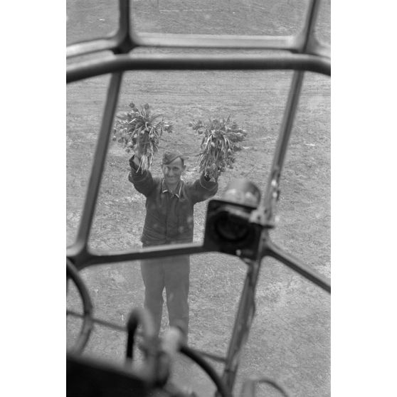 Un mécanicien du 4./KG 51 accueille un équipage de bombardier Junkers Ju-88 avec des fleurs.