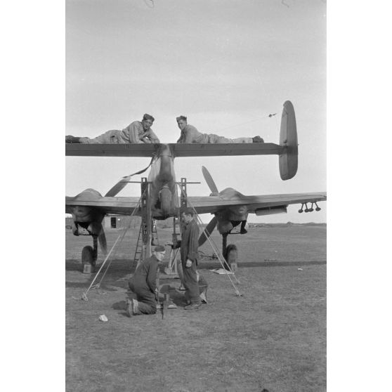 Le chasseur bimoteur Bf-110 codé 2N+GU du 10(N)ZG1 sur le terrain de Bagerevo.