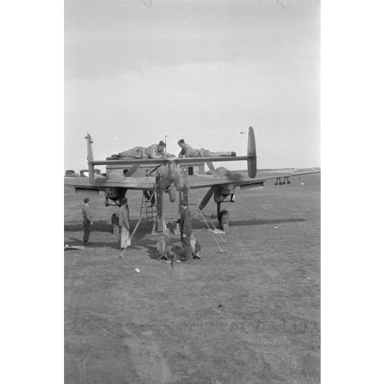 Le chasseur bimoteur Bf-110 codé 2N+GU du 10(N)ZG1 sur le terrain de Bagerevo.