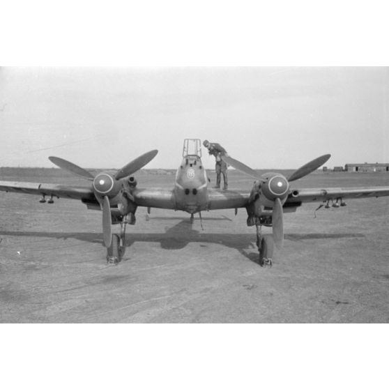 Le chasseur bimoteur Bf-110 codé 2N+GU du 10(N)ZG1 sur le terrain de Bagerevo.