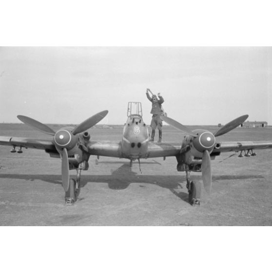 Le chasseur bimoteur Bf-110 codé 2N+GU du 10(N)ZG1 sur le terrain de Bagerevo.