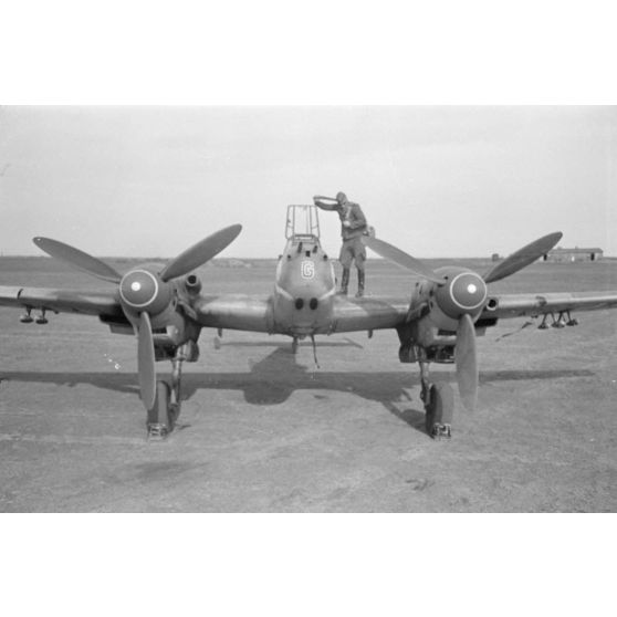 Le chasseur bimoteur Bf-110 codé 2N+GU du 10(N)ZG1 sur le terrain de Bagerevo.