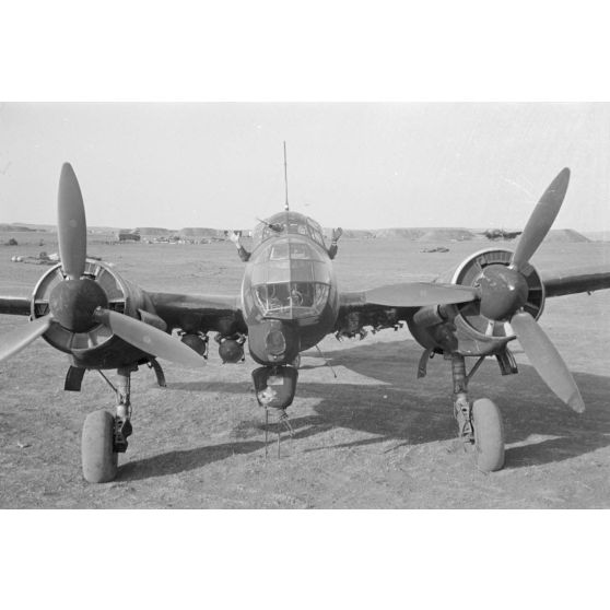 Un équipage de bombardier Junkers Ju-88 du 4e Staffel du Kampfgeschwader 51 "Edelweiss" s'apprête à partir en mission.