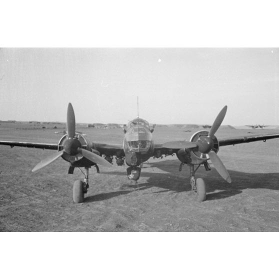 Un équipage de bombardier Junkers Ju-88 du 4e Staffel du Kampfgeschwader 51 "Edelweiss" s'apprête à partir en mission.