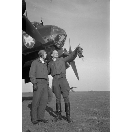Un équipage de bombardier Junkers Ju-88 du 4e Staffel du Kampfgeschwader 51 "Edelweiss".