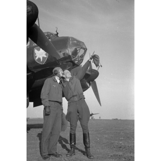 Un équipage de bombardier Junkers Ju-88 du 4e Staffel du Kampfgeschwader 51 "Edelweiss".