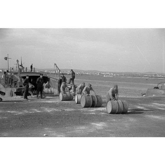 Déchargement d'une péniche de la Kriegsmarine et prise en charge de carburant par la Luftwaffe.