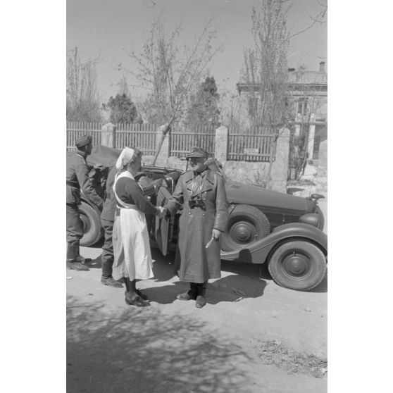 Un général allemand titulaire de la croix de chevalier de la croix fer et des feuilles de chêne (Ritterkreuz mit Eichenlaub).