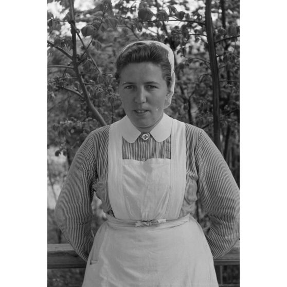 Portrait d'une infirmière de la croix rouge allemande.