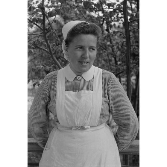 Portrait d'une infirmière de la croix rouge allemande.