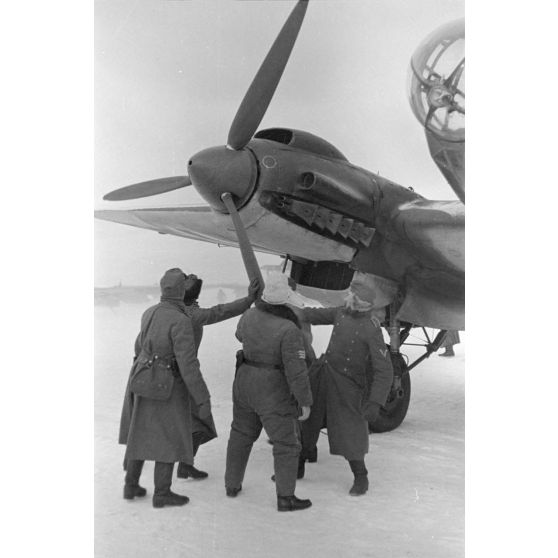 Tentative de démarrage du moteur droit d'un bombardier Heinkel He-111.