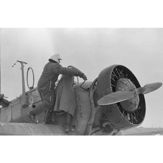 Démarrage du moteur BMW 132 d'un avion de liaison Junkers Ju W 34.