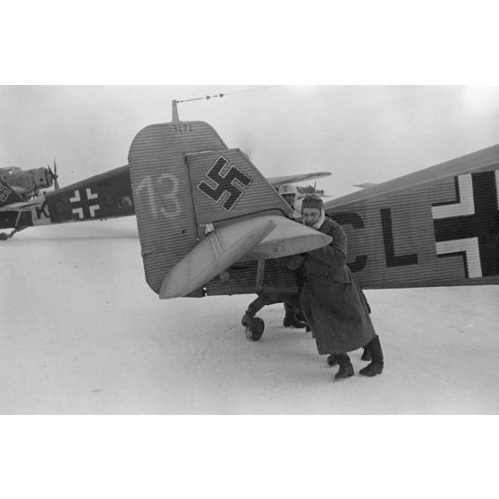 Démarrage du moteur BMW 132 d'un avion de liaison Junkers Ju W 34.