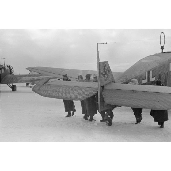 Démarrage du moteur BMW 132 d'un avion de liaison Junkers Ju W 34.