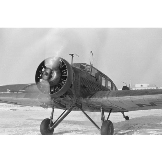 Démarrage du moteur BMW 132 d'un avion de liaison Junkers Ju W 34.