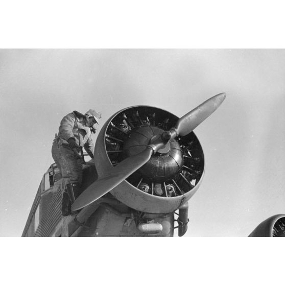 Démarrage du moteur BMW 132 d'un avion de liaison Junkers Ju W 34.