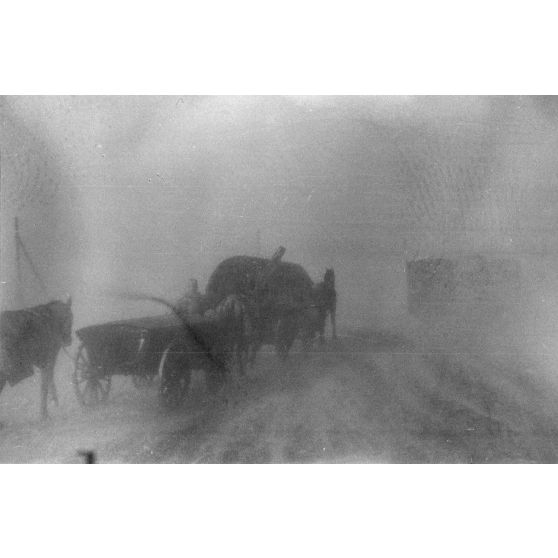 Dans une tempête de neige, la progression sur une route glacée.