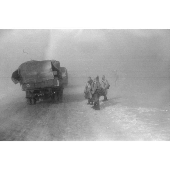 Dans une tempête de neige, la progression sur une route glacée.