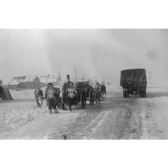 Dans une tempête de neige, la progression sur une route glacée.