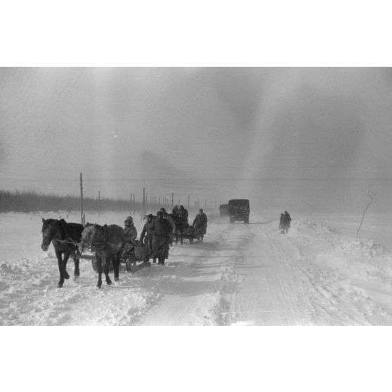 Dans une tempête de neige, la progression sur une route glacée.