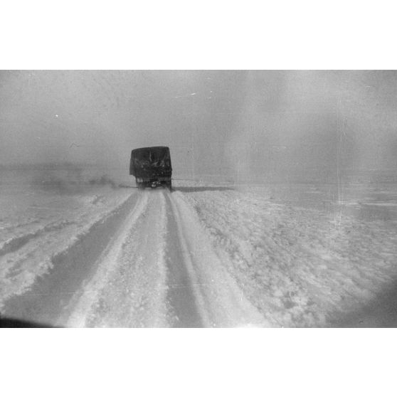 Dans une tempête de neige, la progression sur une route glacée.