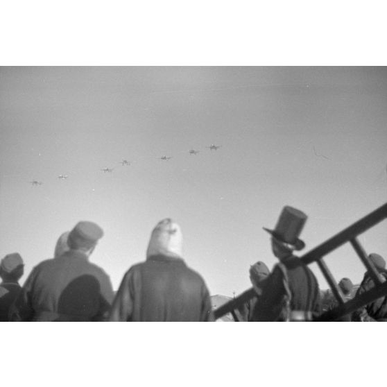 Retour d'un groupe de bombardiers Junkers Ju-87 du Sturzkampfgeschwader 2 "Immelmann" parmi lesquels se trouve l'avion de Rudel.