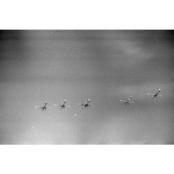 Retour d'un groupe de bombardiers Junkers Ju-87 du Sturzkampfgeschwader 2 "Immelmann" parmi lesquels se trouve l'avion de Rudel.