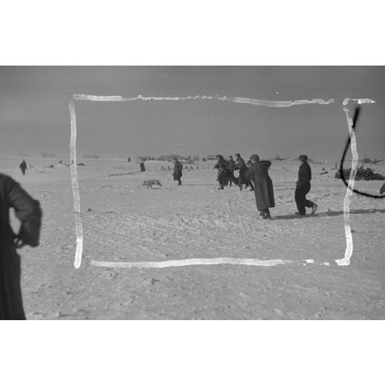 L'accueil réservé au pilote Hans Rudel pour le retour de sa 1 000e mission aérienne.