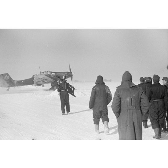 L'avion de Rudel se pose après sa 1 000e mission aérienne, un accueil particulier est réservé au pilote, le ramoneur est en tête du cortège.