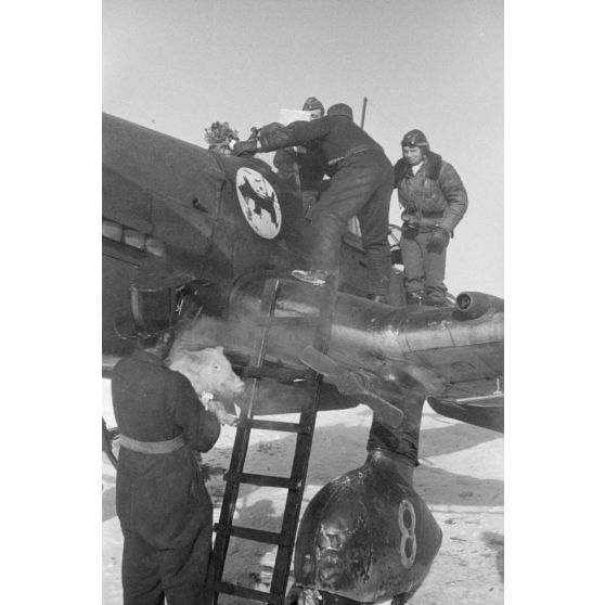 Accueil triomphal de Rudel et de son radio-mitrailleur à l'issue de leur 1000e mission aérienne.