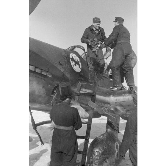 Accueil triomphal de Rudel et de son radio-mitrailleur à l'issue de leur 1000e mission aérienne.