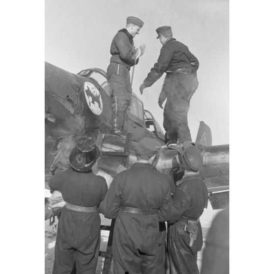 Accueil triomphal de Rudel et de son radio-mitrailleur à l'issue de leur 1000e mission aérienne.