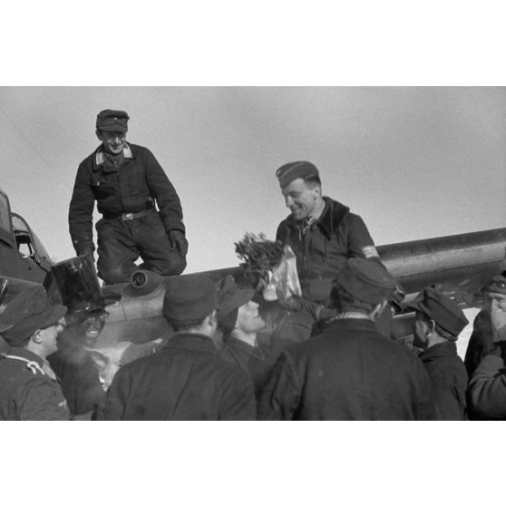 Accueil triomphal de Rudel et de son radio-mitrailleur à l'issue de leur 1000e mission aérienne.