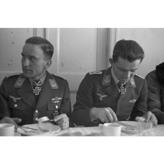 Le lieutenant Hans-Ulrich Rude et le capitaine Götz-Peter Vollmer du Stg 2 « Immelmann » (Sturzkampfgeschwader 2).