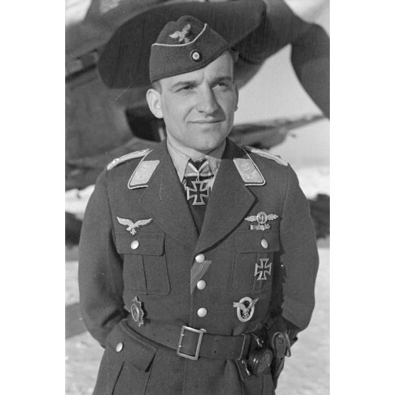 Portrait du lieutenant (Oberleutnant) Hans-Ulrich Rudel, du Sturzkampfgeschwader 2 Immelmann, décoré de la croix de chevalier de la croix de fer (Ritterkreuz).