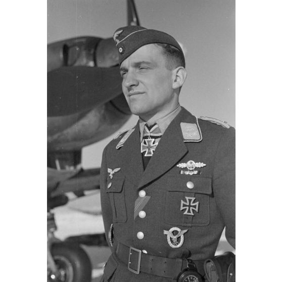 Portrait du lieutenant (Oberleutnant) Hans-Ulrich Rudel, du Sturzkampfgeschwader 2 Immelmann, décoré de la croix de chevalier de la croix de fer (Ritterkreuz).