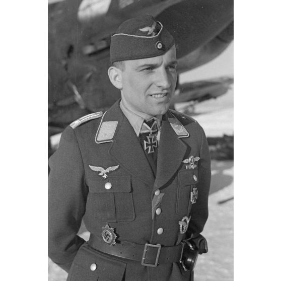 Portrait du lieutenant (Oberleutnant) Hans-Ulrich Rudel, du Sturzkampfgeschwader 2 Immelmann, décoré de la croix de chevalier de la croix de fer (Ritterkreuz).
