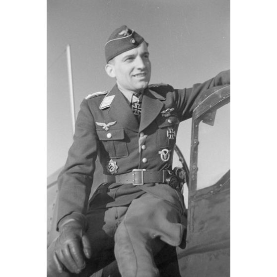 Portrait du lieutenant (Oberleutnant) Hans-Ulrich Rudel, du Sturzkampfgeschwader 2 Immelmann, décoré de la croix de chevalier de la croix de fer (Ritterkreuz).