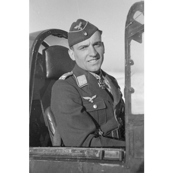 Portrait du lieutenant (Oberleutnant) Hans-Ulrich Rudel, du Sturzkampfgeschwader 2 Immelmann, décoré de la croix de chevalier de la croix de fer (Ritterkreuz).