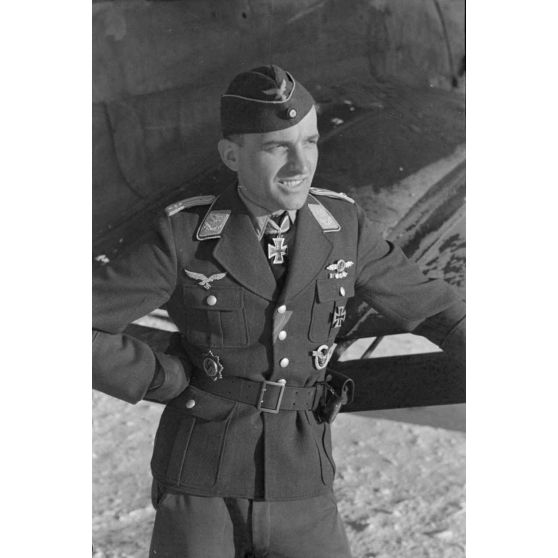 Portrait du lieutenant (Oberleutnant) Hans-Ulrich Rudel, du Sturzkampfgeschwader 2 Immelmann, décoré de la croix de chevalier de la croix de fer (Ritterkreuz).