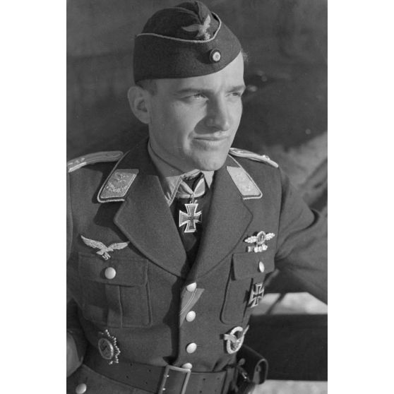 Portrait du lieutenant (Oberleutnant) Hans-Ulrich Rudel, du Sturzkampfgeschwader 2 Immelmann, décoré de la croix de chevalier de la croix de fer (Ritterkreuz).