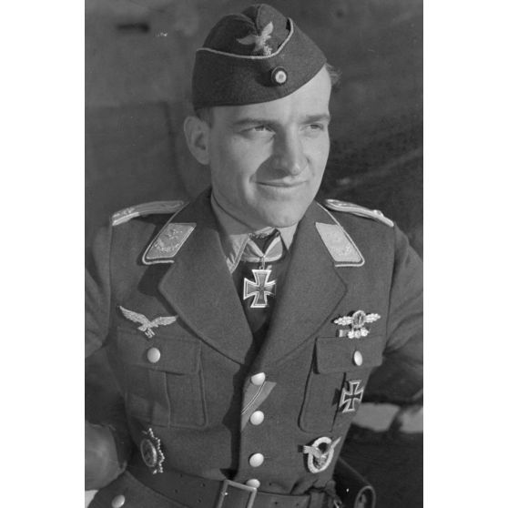 Portrait du lieutenant (Oberleutnant) Hans-Ulrich Rudel, du Sturzkampfgeschwader 2 Immelmann, décoré de la croix de chevalier de la croix de fer (Ritterkreuz).