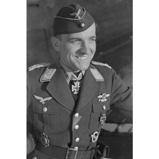 Portrait du lieutenant (Oberleutnant) Hans-Ulrich Rudel, du Sturzkampfgeschwader 2 Immelmann, décoré de la croix de chevalier de la croix de fer (Ritterkreuz).