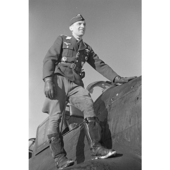 Portrait du lieutenant (Oberleutnant) Hans-Ulrich Rudel, du Sturzkampfgeschwader 2 Immelmann, décoré de la croix de chevalier de la croix de fer (Ritterkreuz).